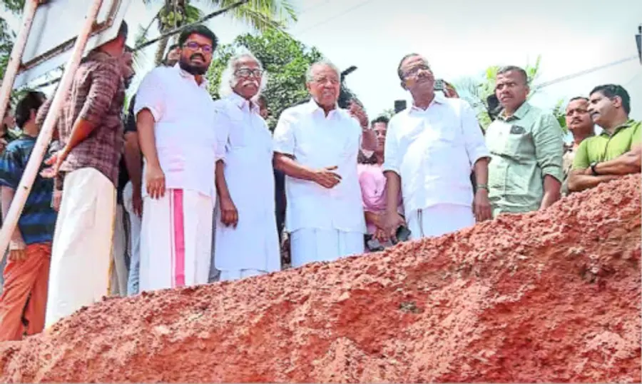 എളയാവൂർ സൗത്ത് ദേശീയപാതയിൽ മണ്ണിടിച്ചിലുണ്ടായ പ്രദേശം പ്രതിപക്ഷനേതാവ് പിണറായി വിജയൻ സന്ദർശിക്കുന്നു