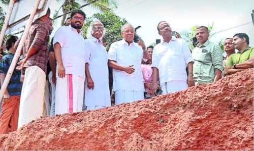 എളയാവൂർ സൗത്ത് ദേശീയപാതയിൽ മണ്ണിടിച്ചിലുണ്ടായ പ്രദേശം പ്രതിപക്ഷനേതാവ് പിണറായി വിജയൻ സന്ദർശിക്കുന്നു