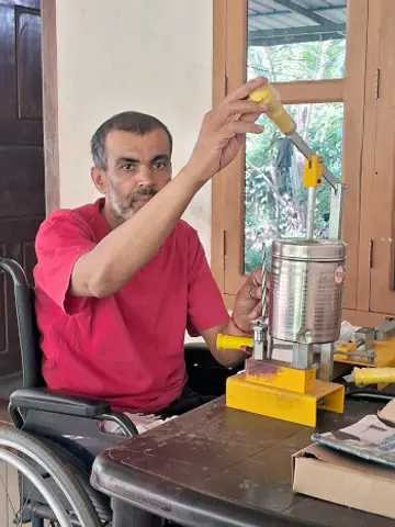 സുദർശൻ പേന നിർമാണത്തിൽ