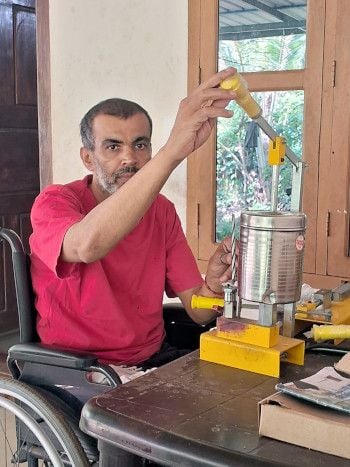 സുദർശൻ പേന നിർമാണത്തിൽ