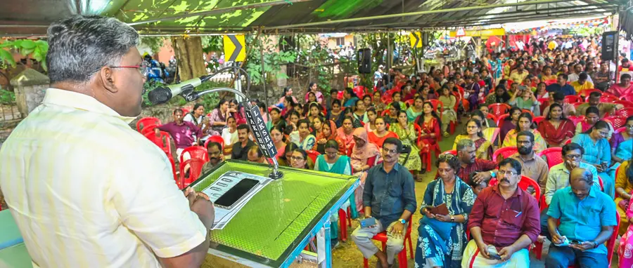 കെഎസ്‌ടിഎ ധർണ സിപിഐ എം സംസ്ഥാന സെക്രട്ടറിയറ്റ്‌ അംഗം പി കെ ബിജു ഉദ്‌ഘാടനം ചെയ്യുന്നു