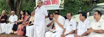ബേക്കൽ ഫോർട്ട് റെയിൽവേ സ്‌റ്റേഷനോടുള്ള അവഗണനയ്ക്കെതിരെ റെയിൽവേ സ്‌റ്റേഷനടുത്ത് നടന്ന ബഹുജന ധർണയിൽ വികസന സമിതി  ചെയർമാൻ കെ കുഞ്ഞിരാമൻ സംസാരിക്കുന്നു