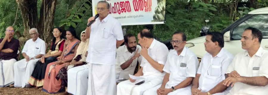 ബേക്കൽ ഫോർട്ട് റെയിൽവേ സ്റ്റേഷനോടുള്ള അവഗണനയ്ക്കെതിരെ റെയിൽവേ സ്റ്റേഷനടുത്ത് നടന്ന ബഹുജന ധർണയിൽ വികസന സമിതി ചെയർമാൻ കെ കുഞ്ഞിരാമൻ സംസാരിക്കുന്നു