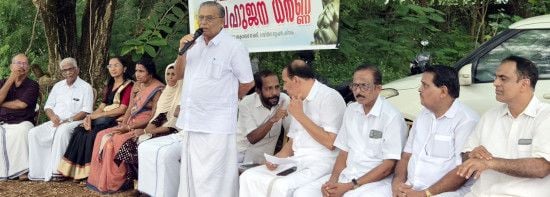 ബേക്കൽ ഫോർട്ട് റെയിൽവേ സ്‌റ്റേഷനോടുള്ള അവഗണനയ്ക്കെതിരെ റെയിൽവേ സ്‌റ്റേഷനടുത്ത് നടന്ന ബഹുജന ധർണയിൽ വികസന സമിതി  ചെയർമാൻ കെ കുഞ്ഞിരാമൻ സംസാരിക്കുന്നു
