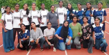 ദുർഗ ഹയർ സെക്കൻഡറി സ്കൂൾ കായികാധ്യാപിക റീനാകുമാരിക്കൊപ്പം പെൺതാരങ്ങൾ