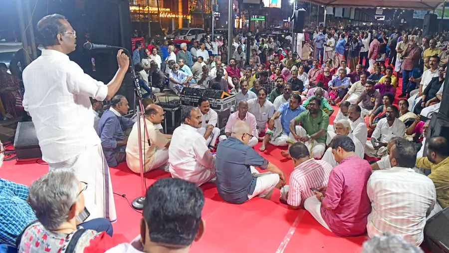 ജന്തർ മന്തർ പ്രക്ഷോഭ സമിതിയുടെ നേതൃത്വത്തിൽ കോഴിക്കോട് ബീച്ചിൽ നടന്ന ജന്തർ മന്തർ  എൽഡിഎഫ് കൺവീനർ ടി പി രാമകൃഷ്ണൻ ഉദ്‌ഘാടനം ചെയ്യുന്നു