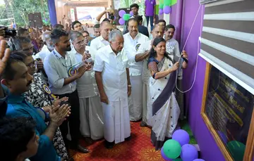 വെണ്ടുട്ടായിയിൽ നിർമിച്ച പിണറായി മിൽക്ക് ഡയറി പ്ലാന്റ് മന്ത്രി ബിന്ദു കൃഷ്ണ ഉദ്ഘാടനം ചെയ്യുന്നു.  പ്രതിപക്ഷ നേതാവ് പിണറായി വിജയൻ സമീപം
