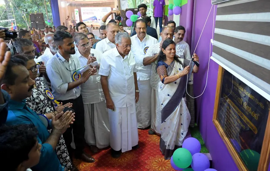വെണ്ടുട്ടായിയിൽ നിർമിച്ച പിണറായി മിൽക്ക് ഡയറി പ്ലാന്റ് മന്ത്രി ബിന്ദു കൃഷ്ണ ഉദ്ഘാടനം ചെയ്യുന്നു.  പ്രതിപക്ഷ നേതാവ് പിണറായി വിജയൻ സമീപം