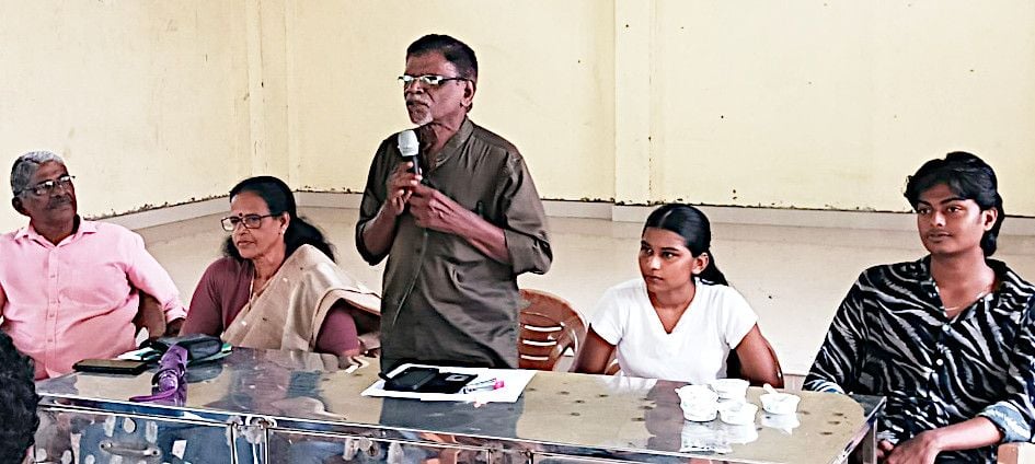ബാലസംഘം മാരാരിക്കുളം ഏരിയ കമ്മിറ്റി സംഘടിപ്പിച്ച ‘സോദരത്വേന' കൂടിയിരിപ്പ്  പുരോഗമന കലാസാഹിത്യ സംഘം ജില്ലാ വൈസ്‌പ്രസിഡന്റ് സി കെ എസ് പണിക്കർ ഉദ്ഘാടനംചെയ്യുന്നു