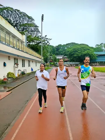 മരിയജോസ് ഓട്ടത്തിനിടയിൽ (മധ്യത്തിൽ)