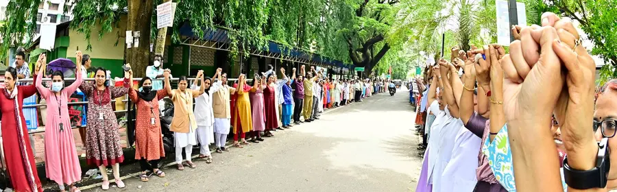 കോഴിക്കോട് മെഡിക്കൽ കോളേജിന് മുന്നിൽ നടന്ന പൊതുജനാരോഗ്യ മേഖല സംരക്ഷണ ശൃംഖല