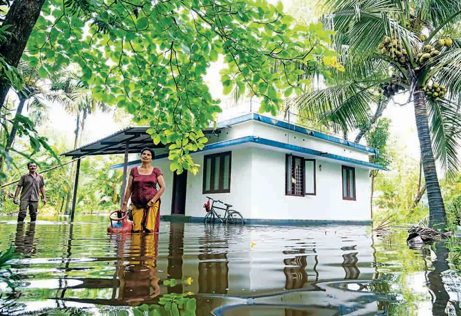 ആറാട്ടുവഴി വാർഡിൽ വെള്ളക്കെട്ടിലായ കരാളശേരി വീട്ടിൽനിന്ന് മിനി സിനി പാചകവാതക സിലിണ്ടർ കൊണ്ടുവരുന്നു