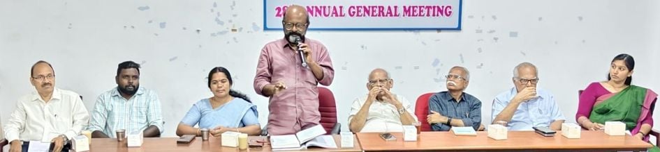 പാലക്കാട് സ്മാൾ ഹൈഡ്രോ കമ്പനി ലിമിറ്റഡ് ഓഹരി ഉടമകളുടെ  യോഗത്തിൽ ജില്ലാ പഞ്ചായത്ത്‌ പ്രസിഡന്റ്‌  എസ്‌ ബി രാജു സംസാരിക്കുന്നു 