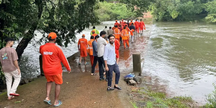 പാണത്തൂരിൽ പുഴയിൽ ഒഴുക്കിൽപ്പെട്ട് കാണാതായ കർണാടക സ്വദേശി അനിലിനായി നടത്തുന്ന തെരച്ചിൽ