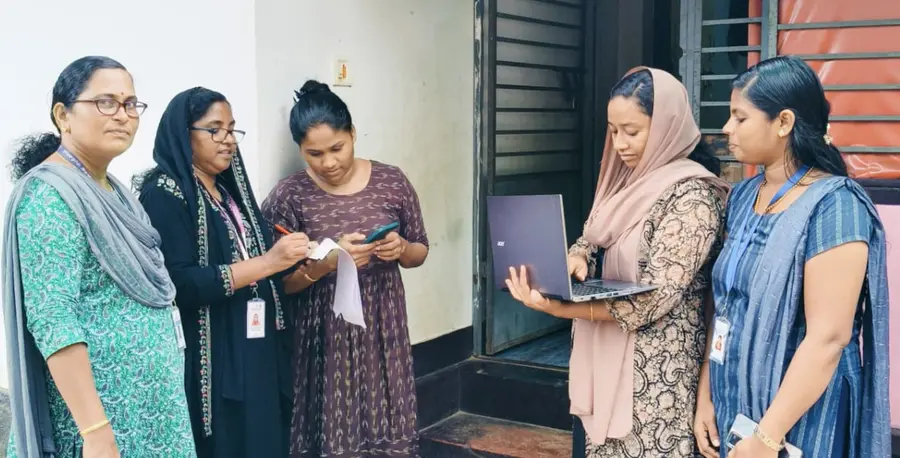 പദ്ധതിയുടെ ഭാഗമായി വീടുകൾ കയറി രജിസ്ട്രേഷൻ ചെയ്യുന്ന വിജ്ഞാന സേന