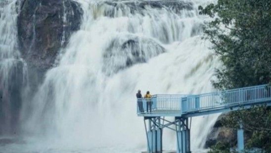 ശ്രീനാരായണപുരത്തെ വെള്ളച്ചാട്ടം 