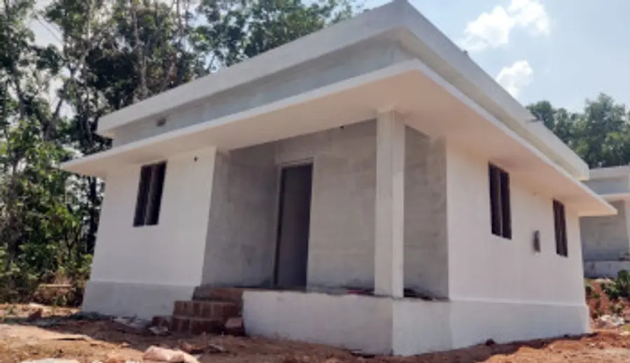 കല്ലപ്പള്ളി ബട്ടോളിയിൽ ഒരുങ്ങുന്ന വീടുകളിലൊന്ന്