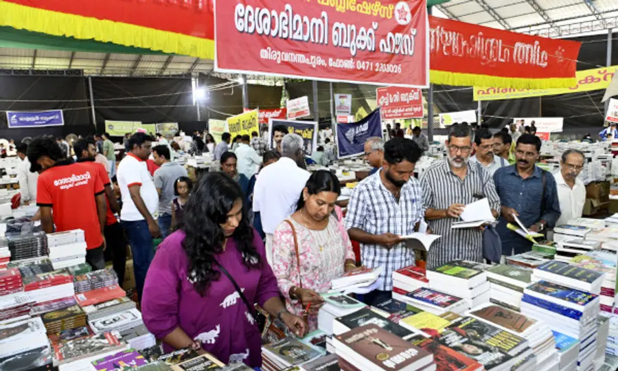 ജില്ലാ ലൈബ്രറി കൗൺസിൽ വികസന സമിതിയുടെ പുസ്തകോത്സവത്തിലെ ചിന്താ പബ്ലിക്കേഷൻസിലെ സ്റ്റാളിലെ തിരക്ക്
