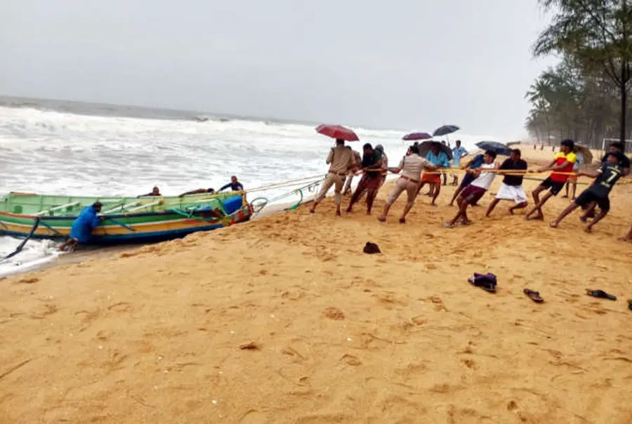 കടലിൽ അപകടത്തിൽപ്പെട്ടതെന്ന് കരുതുന്ന മീൻപിടിത്ത ബോട്ട് വലിയപറമ്പ് കടപ്പുറത്ത് നാട്ടുകാരും കോസ്റ്റൽ പൊലീസുംചേർന്ന് കരയിലേക്ക് കയറ്റുന്നു