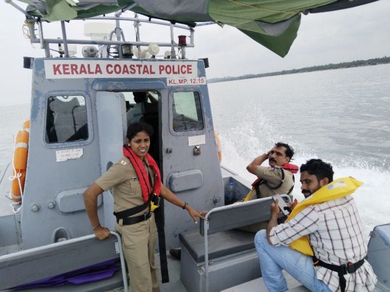 വടകര തീരദേശ പൊലീസ് കടലിൽ പരിശോധന നടത്തുന്നു