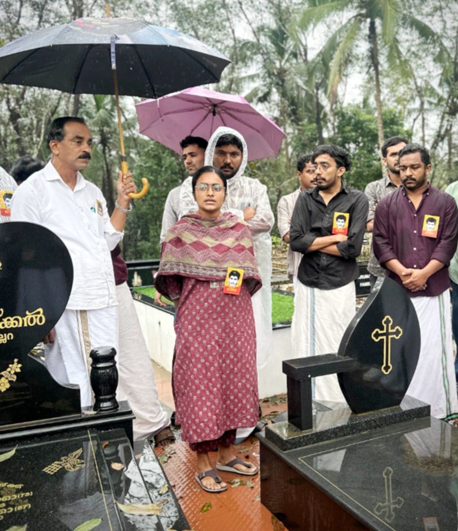ജോബി ആൻഡ്രൂസിന്റെ കല്ലറയിൽ പുഷ്‌പാർച്ചനയ്ക്ക് ശേഷം നടന്ന അനുസ്മരണ യോഗത്തിൽ എസ്‌എഫ്‌ഐ കേന്ദ്ര കമ്മിറ്റി അംഗം പി അക്ഷര സംസാരിക്കുന്നു