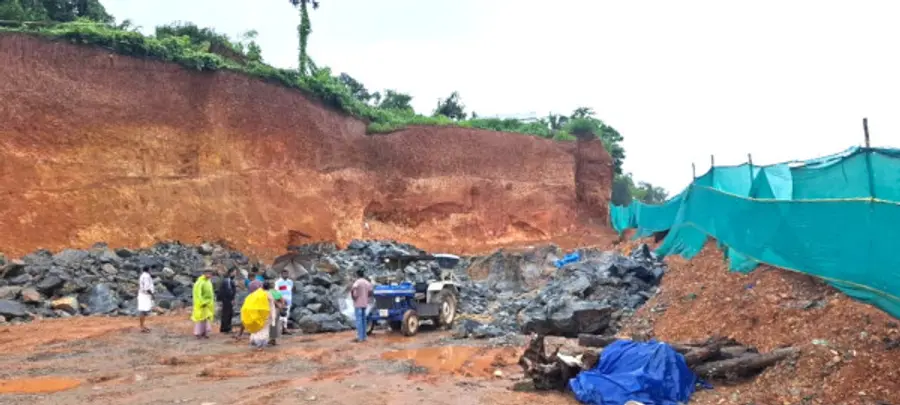 കേളോത്ത് ദേശീയപാതയോരത്ത് സ്ഫോടകവസ്തു ഉപയോ​ഗിച്ചുള്ള കരിങ്കൽ ഖനനം നാട്ടുകാർ തടയുന്നു