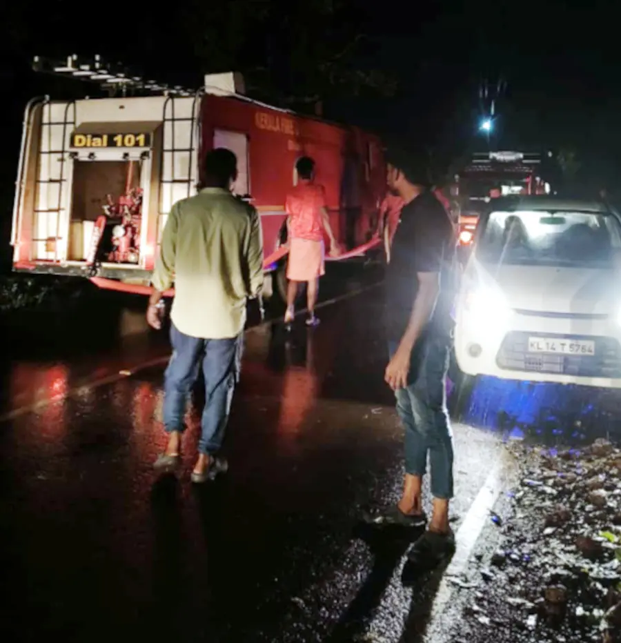 വാഹനത്തിൽനിന്ന് ഓയിൽ ചോർന്ന മുണ്ടോട്ട് നന്ദപുരം ഇറക്കത്തിൽ റോഡ്‌ അഗ്നിരക്ഷാസേന കഴുകി വൃത്തിയാക്കുന്നു.