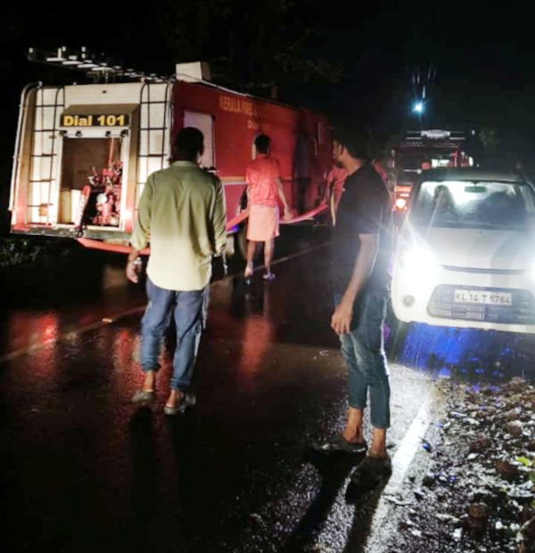 വാഹനത്തിൽനിന്ന് ഓയിൽ ചോർന്ന മുണ്ടോട്ട് നന്ദപുരം ഇറക്കത്തിൽ റോഡ്‌ അഗ്നിരക്ഷാസേന കഴുകി വൃത്തിയാക്കുന്നു.