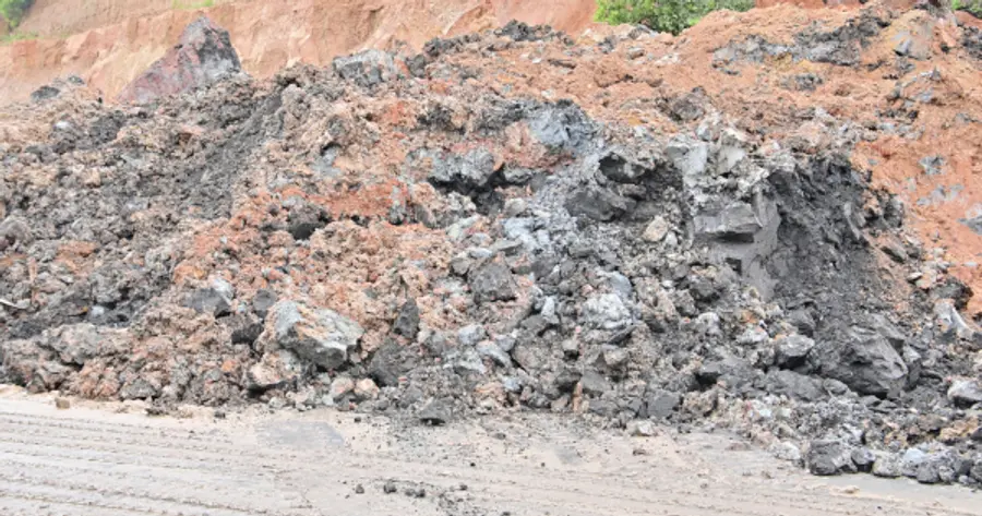 വീരമലക്കുന്നിലെ സസ്യമുദ്രകളടങ്ങിയ കളിമണ്ണടരുകൾ ദേശീയപാതയിൽ പതിച്ചപ്പോൾ