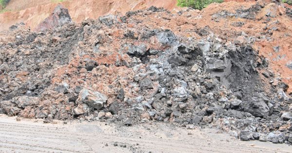 വീരമലക്കുന്നിലെ സസ്യമുദ്രകളടങ്ങിയ കളിമണ്ണടരുകൾ  ദേശീയപാതയിൽ പതിച്ചപ്പോൾ