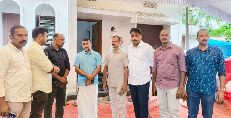 വി എസ്​ അച്യുതാനന്ദന്​ സുരക്ഷയൊരുക്കി വർഷങ്ങളായി ഒപ്പമുണ്ടായിരുന്ന പൊലീസ് ഉദ്യോഗസ്ഥർ എം ബിനുകുമാർ, എ ഷിജു, ഒ സിജു, എം എസ്​ ബിജിത്ത്​, ടി ജെ സുനിൽകുമാർ, വി പ്രമോദ് കുമാർ,  ജെ രതീഷ് എന്നിവർ വേലിക്കകത്ത് വീട്ടിൽ എത്തി  മകൻ വി എ  അരുൺ കുമാറിനെ സന്ദർശിച്ചപ്പോൾ  