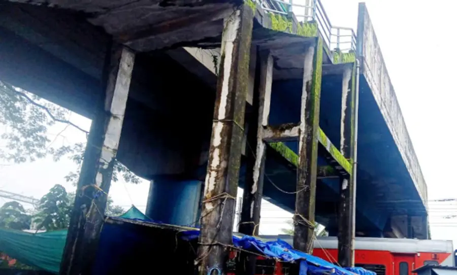 അപകടാവസ്ഥയിലായ രാജ റോഡിലെ റെയിൽവേ മേൽപ്പാലത്തിലെ നടപ്പാതയിലേക്കുള്ള ഗോവണി