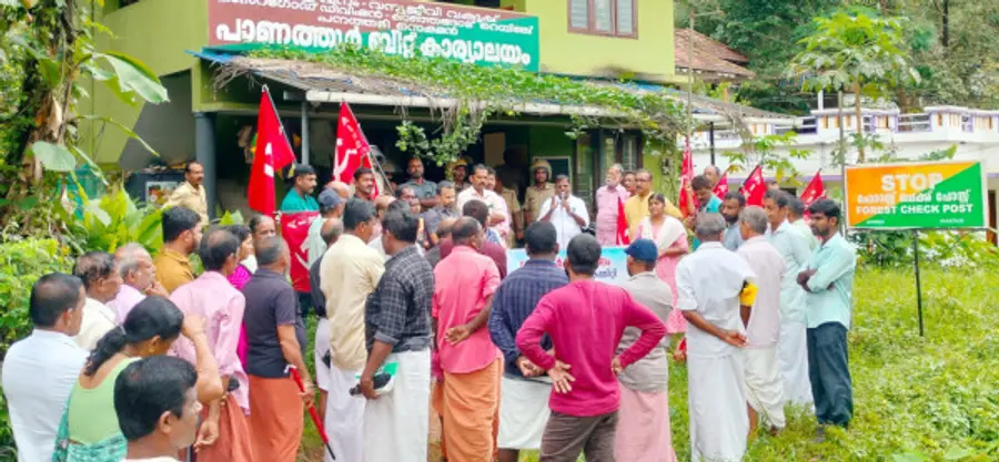 വന്യമൃഗ ശല്യത്തിനെതിരെ പാണത്തൂർ വനം വകുപ്പ് ഓഫീസിലേക്ക് കർഷകസംഘം സംഘടിപ്പിച്ച മാർച്ച് ജില്ലാ സെക്രട്ടറി പി ജനാർദനൻ  ഉദ്ഘാടനം ചെയ്യുന്നു
