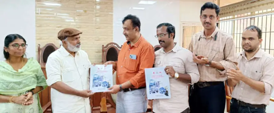 ജില്ലയിലെ പൊതുജനാരോഗ്യമേഖലയിൽ നാലുവർവർഷത്തിനിടെയുണ്ടായ സമഗ്രമായ വികസനം ഉൾക്കൈാള്ളിച്ച്
തയ്യാറാക്കിയ വികസനരേഖ എം രാജഗോപാലൻ എംഎൽഎ പ്രകാശിപ്പിക്കുന്നു