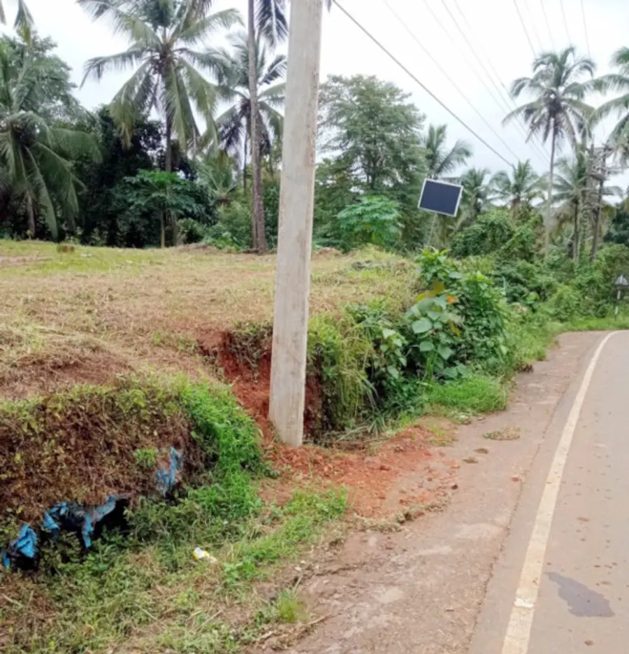 കെഎസ്ഇബി അധികൃതർ
ഓടയിൽ വൈദ്യുതി തൂൺ
സ്ഥാപിച്ച നിലയിൽ