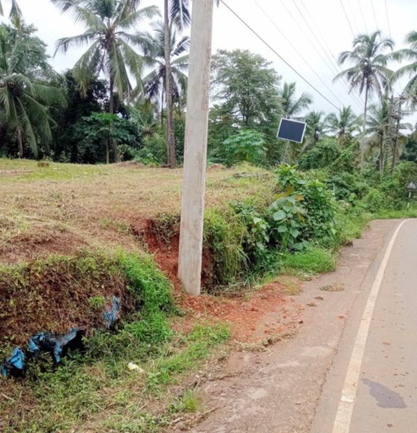 കെഎസ്ഇബി അധികൃതർ  ഓടയിൽ വൈദ്യുതി തൂൺ  സ്ഥാപിച്ച നിലയിൽ