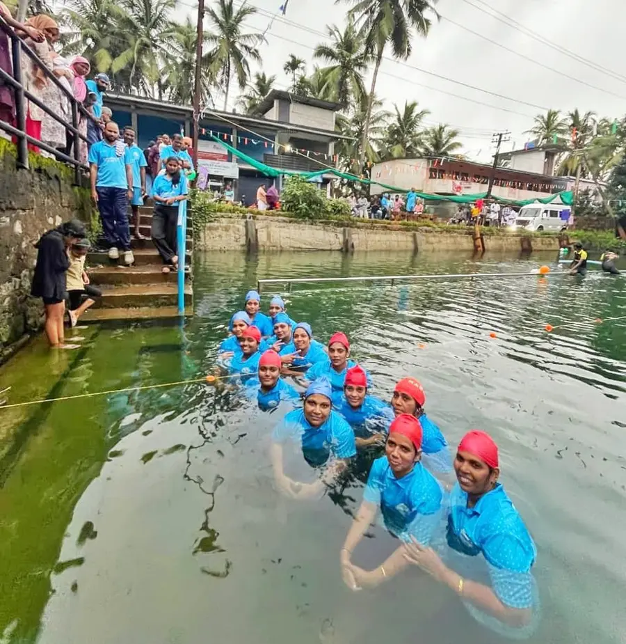 ചേലേമ്പ്ര സ്വിംഫിൻ സ്വിമ്മിങ്‌ അക്കാദമി വനിതകൾക്കായി സംഘടിപ്പിച്ച നീന്തൽ റിലേ  