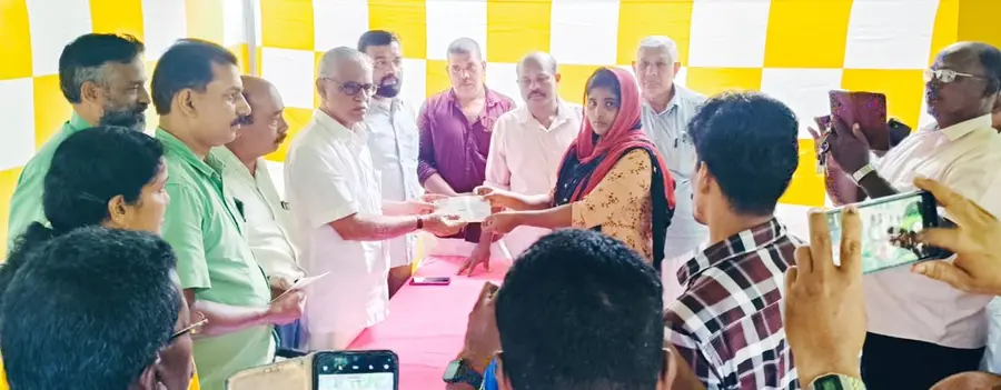 അപകടത്തിൽ മരിച്ച മത്സ്യത്തൊഴിലാളി യൂസഫിന്റെ ഭാര്യ പി വി കദീജക്ക് മത്സ്യത്തൊഴിലാളി ക്ഷേമനിധി ബോർഡിന്റെ അടിയന്തര ധനസഹായം ചെയർമാൻ കൂട്ടായി ബഷീർ കൈമാറുന്നു 