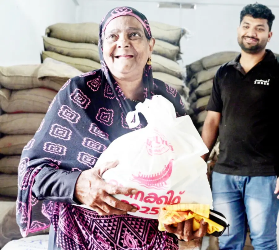 കോട്ടക്കുന്ന് റേഷൻ കടയിൽനിന്ന് സംസ്ഥാന സർക്കാരിന്റെ സൗജന്യ ഓണക്കിറ്റ് വാങ്ങിയ മമ്മാത്തുവിന്റെ സന്തോഷം