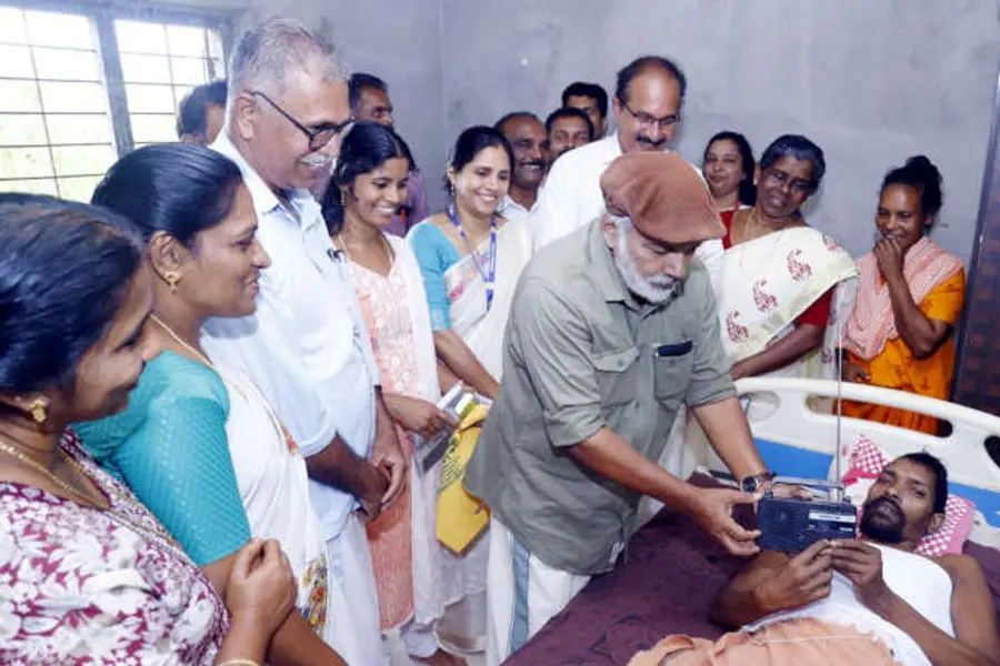 കയ്യൂർ ചീമേനി പഞ്ചായത്ത് കനിവ് നടപ്പിലാക്കുന്ന ഉമ്മിണി ബല്യ ഒന്ന് പദ്ധതിയുടെ ഭാഗമായി കിടപ്പുരോഗികൾക്ക് എം രാജഗോപാലൻ എംഎൽഎ റേഡിയോ സമ്മാനിക്കുന്നു