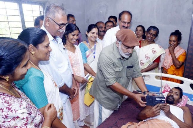 കയ്യൂർ ചീമേനി പഞ്ചായത്ത്‌ കനിവ്‌ നടപ്പിലാക്കുന്ന ഉമ്മിണി ബല്യ ഒന്ന്‌ പദ്ധതിയുടെ ഭാഗമായി കിടപ്പുരോഗികൾക്ക്   എം രാജഗോപാലൻ എംഎൽഎ റേഡിയോ സമ്മാനിക്കുന്നു