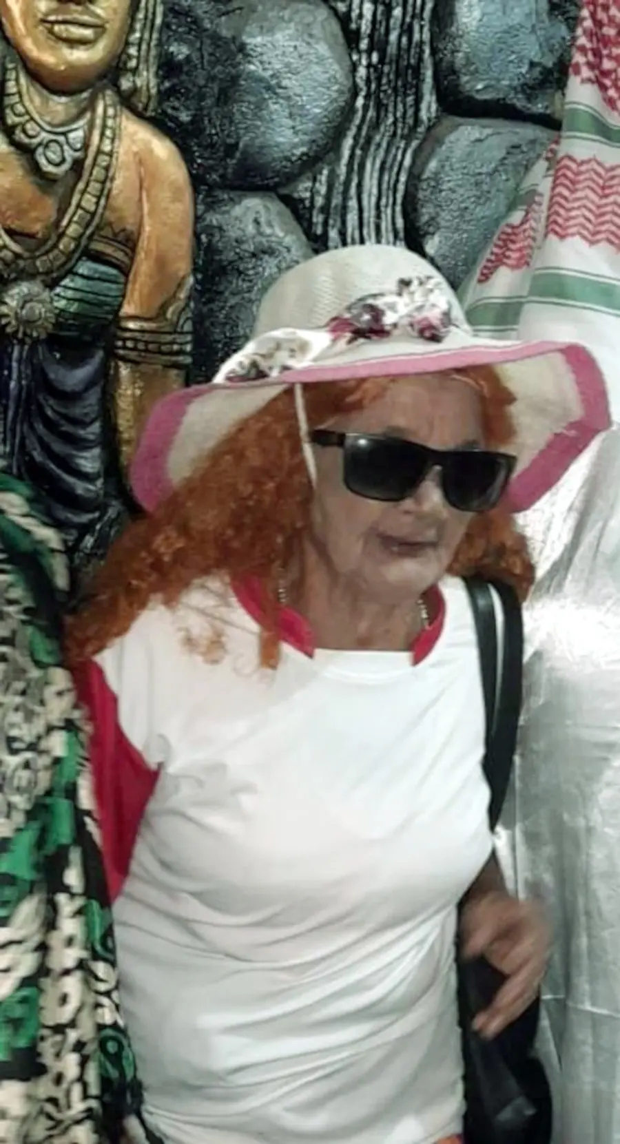 കാരിയിലെ കല്ല്യാണിയേട്ടി വിദേശ വനിതയുടെ വേഷമണിഞ്ഞ്‌ പ്രച്‌ഛന്ന വേഷ മത്സരത്തിൽ