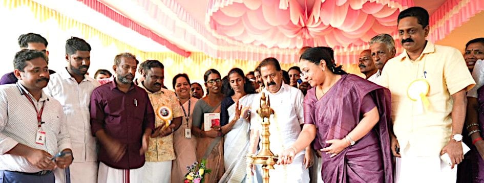 കരുവാറ്റ പഞ്ചായത്ത് കുടുംബാരോഗ്യകേന്ദ്രത്തിന്റെ നിർമാണം മന്ത്രി വീണാ ജോർജ്  ഉദ്ഘാടനംചെയ്യുന്നു