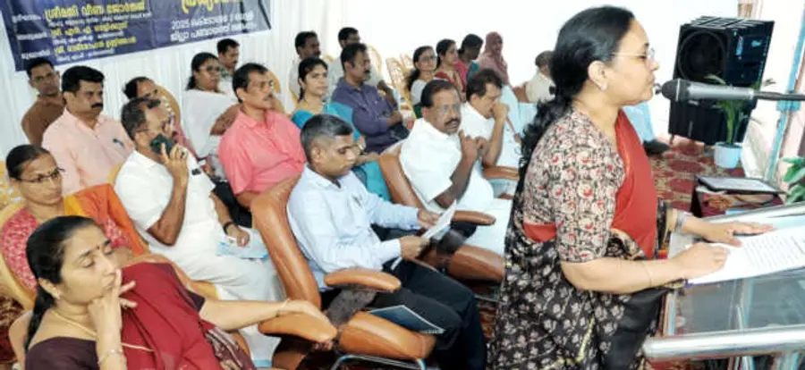 അതിദാരിദ്ര്യ മുക്ത ജില്ലാ പ്രഖ്യാപനം നിർവഹിച്ച് ആരോഗ്യമന്ത്രി വീണാജോർജ് സംസാരിക്കുന്നു