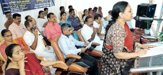 അതിദാരിദ്ര്യ മുക്ത ജില്ലാ പ്രഖ്യാപനം നിർവഹിച്ച്‌ ആരോഗ്യമന്ത്രി  വീണാജോർജ്‌ സംസാരിക്കുന്നു