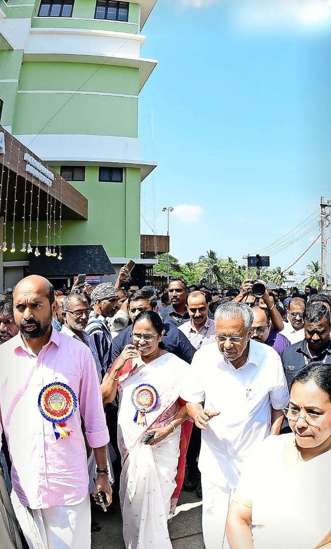 കൂത്തുപറമ്പ് താലൂക്ക് ആശുപത്രിയുടെ മൾട്ടി സ്‌പെഷ്യാലിറ്റി കെട്ടിടം ഉദ്‌ഘാടനം ചെയ്യാൻ  മുഖ്യമന്ത്രി പിണറായി വിജയൻ എത്തിയപ്പോൾ.  മന്ത്രി വീണാ ജോർജ്, കെ കെ ശെെലജ എംഎൽഎ, വി ശിവദാസൻ  എംപി എന്നിവർ സമീപം 