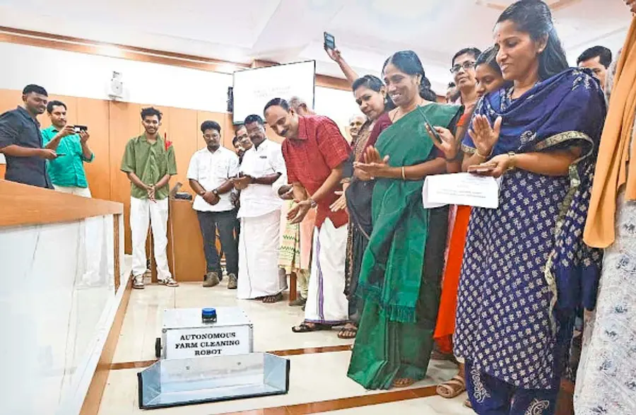 റോബോട്ടിക് ഫാം ഉപകരണങ്ങളുടെ പ്രദർശനവും പരിചയപ്പെടുത്തലും ജില്ലാപഞ്ചായത്ത് വൈസ് പ്രസിഡന്റ് ബിനോയ് കുര്യൻ ഉദ്ഘാടനംചെയ്യുന്നു