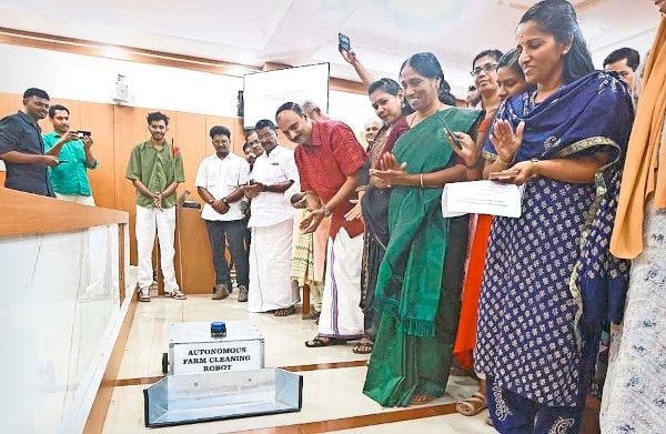 റോബോട്ടിക്‌ ഫാം ഉപകരണങ്ങളുടെ പ്രദർശനവും പരിചയപ്പെടുത്തലും ജില്ലാപഞ്ചായത്ത്‌ വൈസ്‌ പ്രസിഡന്റ്‌ ബിനോയ്‌ കുര്യൻ ഉദ്‌ഘാടനംചെയ്യുന്നു