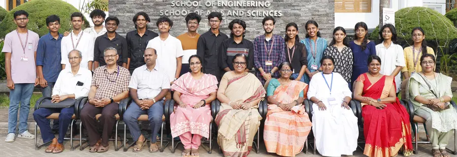 റോബോഫെസ്റ്റ് - ഗുജറാത്ത് 5.0യിൽ വിജയം നേടിയ വിദ്യാർഥികൾ അധ്യാപകരോടൊപ്പം