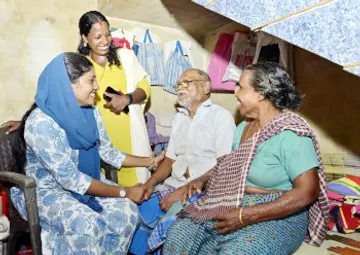 ജില്ലാ പഞ്ചായത്ത്‌ ചെറുവത്തൂർ ഡിവിഷൻ സ്ഥാനാർഥി ഡോ സെറീനാ സലാം  മാവിലാകടപ്പുറം ഒരിയരയിലെ  കൊടക്ക രാമനെയും ഭാര്യ ശീലാബതിയെയും സന്ദർശിക്കുന്നു